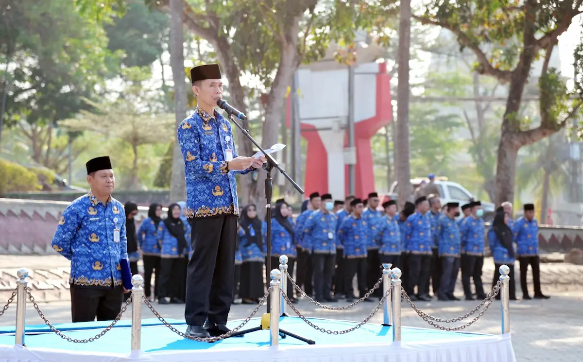 Asisten Administrasi Umum Setdakab Lamsel Edy Firnandi memimpin upacara Hari Kesadaran Nasional di Lapangan Korpri Kalianda