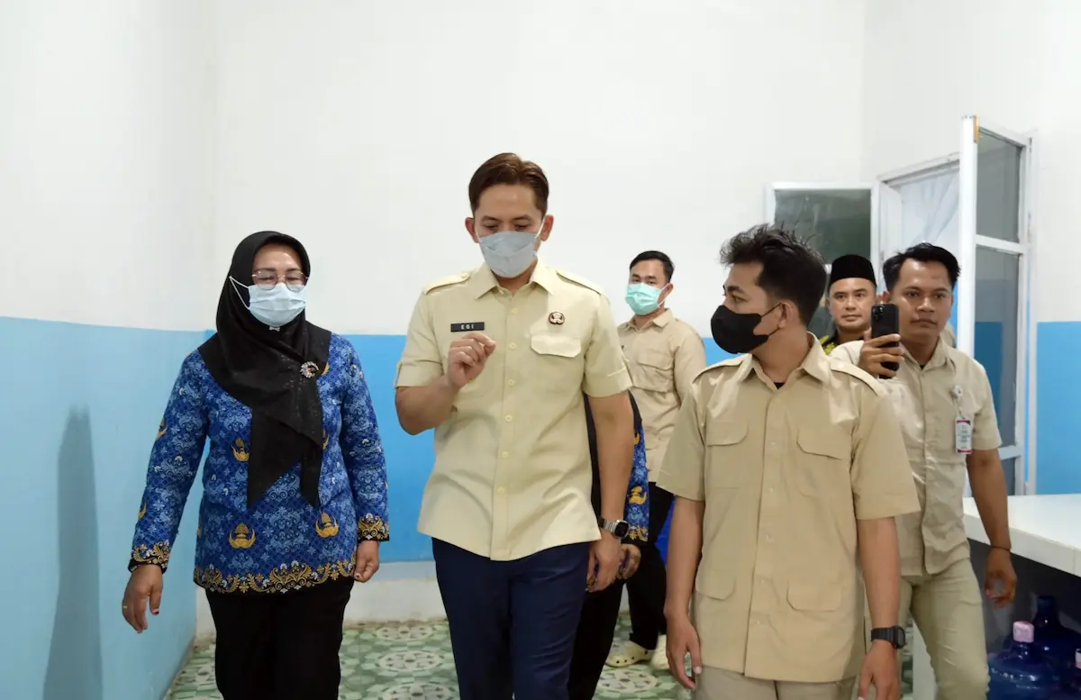 Bupati Lampung Selatan Radityo Egi Pratama saat sidak ke SPPG Ketapang 007 di Desa Pematang Pasir