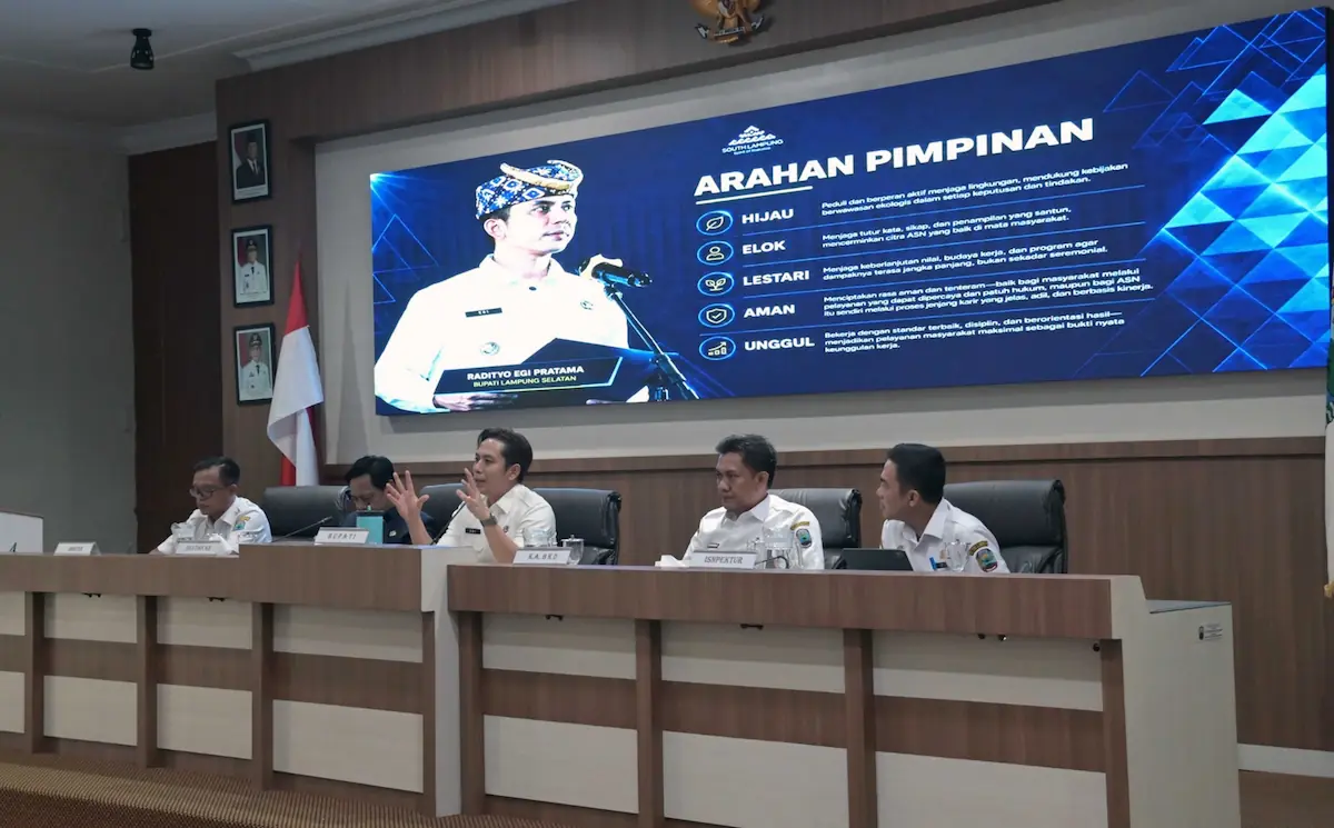 Bupati Egi memberikan pengarahan kepada pejabat administrator, pengawas, dan fungsional di Aula Krakatau Kantor Bupati Lamsel