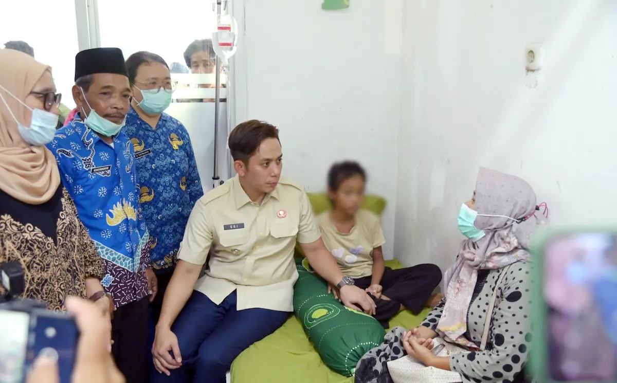 Bupati Lampung Selatan Radityo Egi Pratama menjenguk siswi MI Ma’arif diduga keracunan usai konsumsi MBG di Puskesmas Ketapang