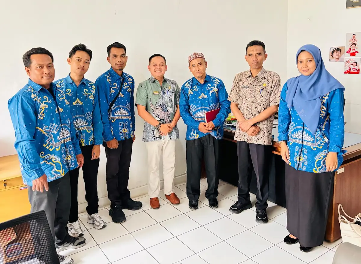 Kepala Bidang Penataan dan Peningkatan Kapasitas Lingkungan Hidup DLH Lampung, Wawan Sah, menerima kunjungan SMA N 1 Dente Teladas, Tulang Bawang di Kantor DLH