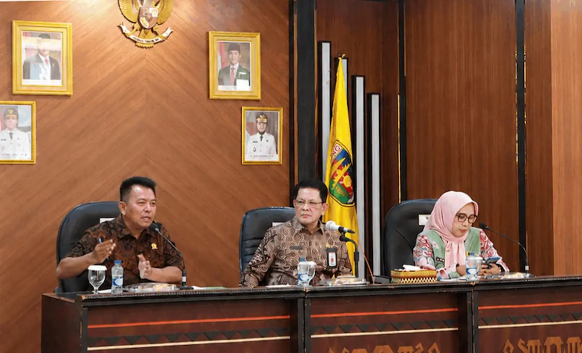 Sekretaris Komisi II DPRD Lampung Aribun Sayunis menghadiri pembahasan implementasi Pergub 7/2026 di Ruang Abung, Balai Keratun