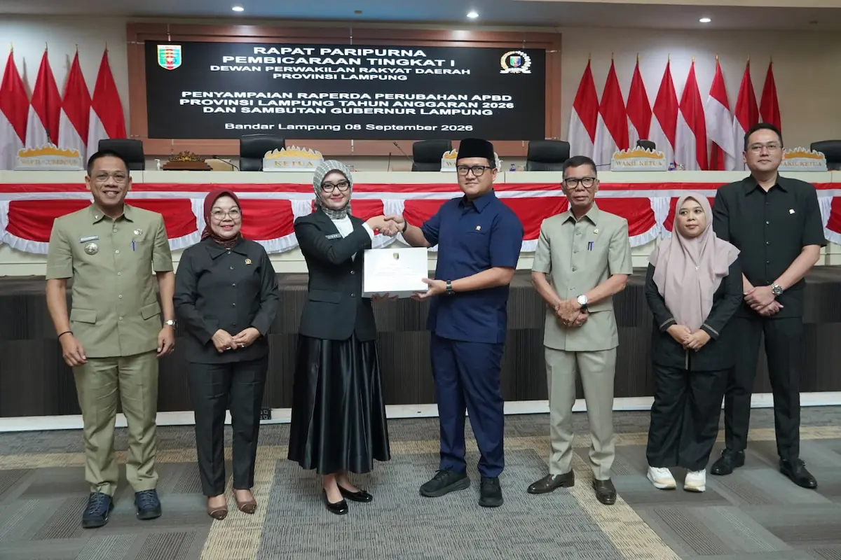 Penyerahan Raperda Perubahan APBD 2026 di Ruang Sidang Paripurna DPRD Lampung