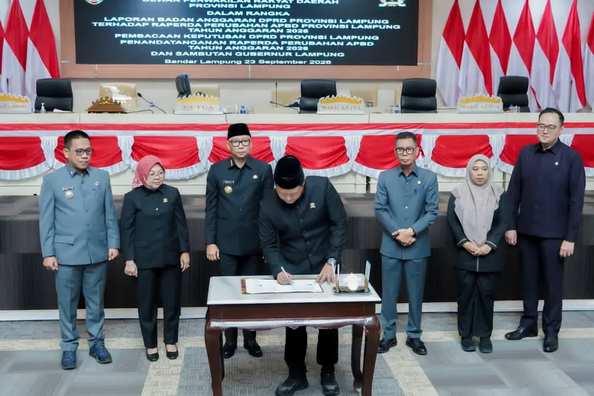 Pimpinan DPRD dan Gubernur Lampung meneken kesepakatan pengesahan Raperda Perubahan APBD 2026 di Ruang Sidang Paripurna DPRD