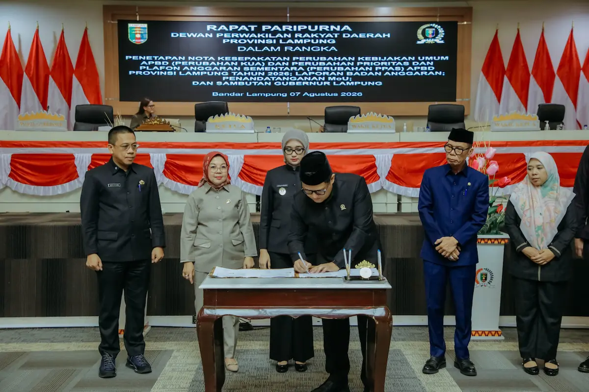 Ketua DPRD Lampung Ahmad Giri Akbar dan Wagub Jihan Nurlela meneken Nota Kesepakatan Perubahan KUA-PPAS APBD Lampung 2026, di Ruang Rapat Paripurna DPRD Lampung