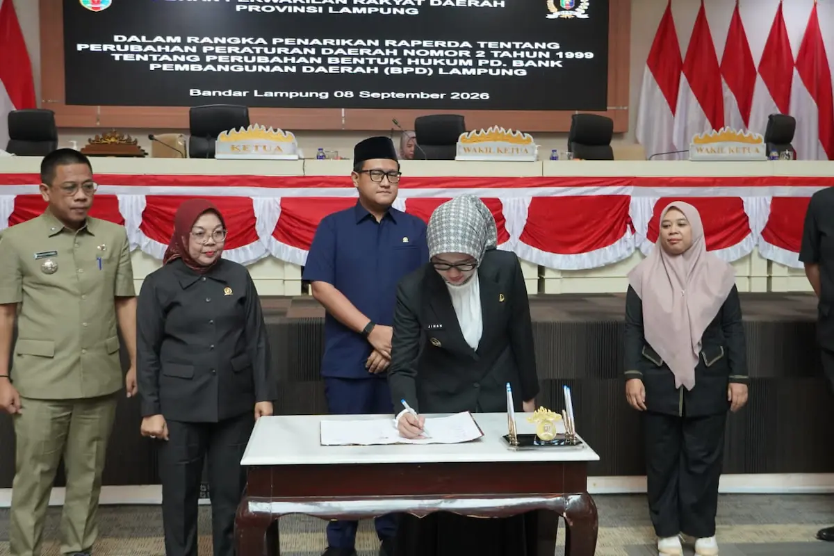 Wagub Lampung Jihan Nurlela menandatangani berita acara persetujuan bersama antara Pemprov dan pimpinan DPRD Lampung