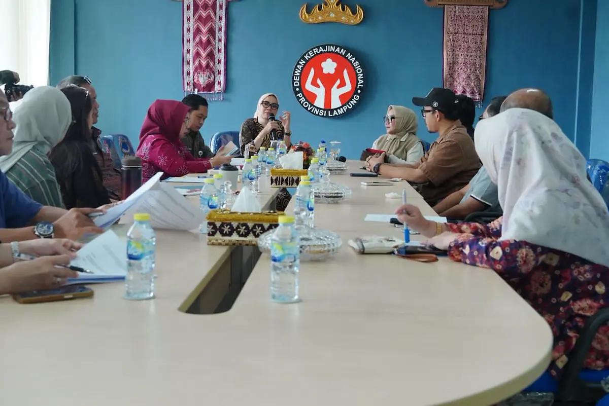 Ketua Dekranasda Lampung Purnama Wulan Sari memimpin rapat kerja sama dengan pelaku usaha kuliner di Ruang Rapat Dekranasda