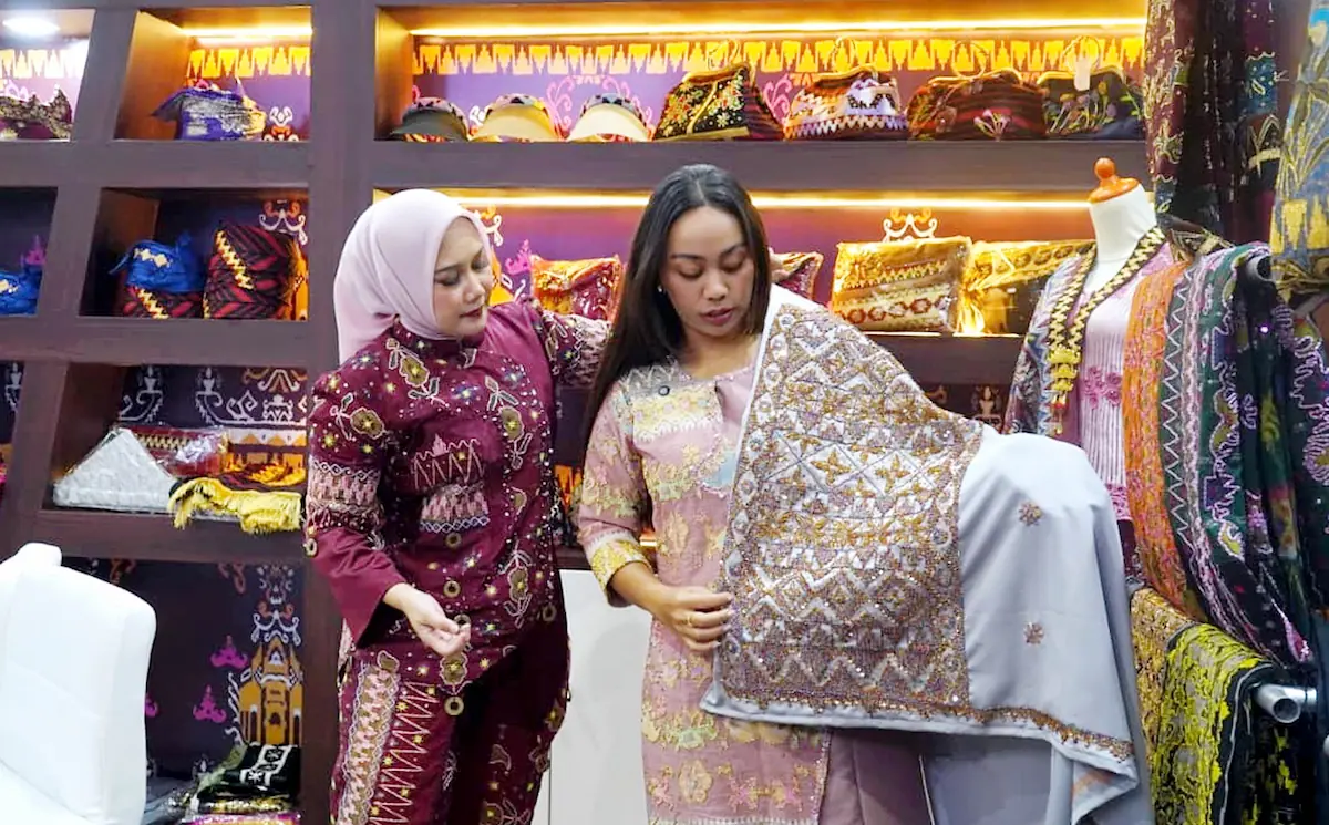 UKP Bidang Pariwisata, Zita Anjani, mengunjungi stan Dekranasda Lamsel di JICC Senayan, Jakarta