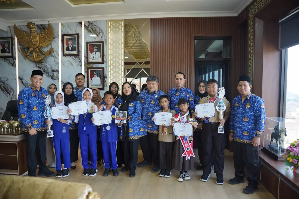 Wali Kota Bandarlampung Eva Dwiana bersama Alya Putri Syakila dan Keyza Febra Faura peraih medali RDO 2026
