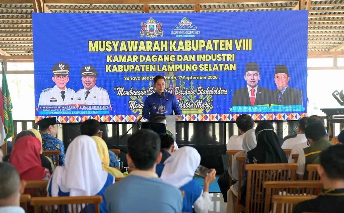 Bupati Lamsel Radityo Egi Pratama saat membuka Muskab VIII Kadin Lamsel Tahun 2026 di Senaya Beach, Kalianda