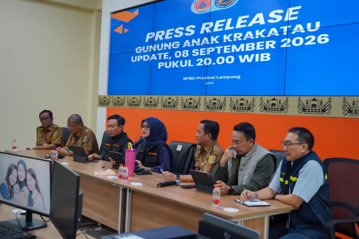 Wagub Jihan Nurlela bersama Sekdaprov Marindo Kurniawan konferensi pers terkait kembali menerapkan PJJ di Ruang Command Center BPBD Lampung