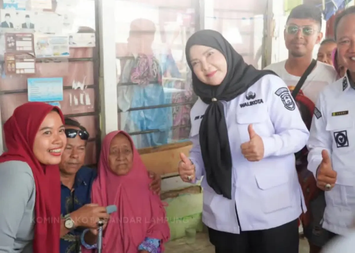 Wali Kota Bandarlampung Eva Dwiana menyerahkan bantuan alat bantu kesehatan berupa kursi roda kepada warga