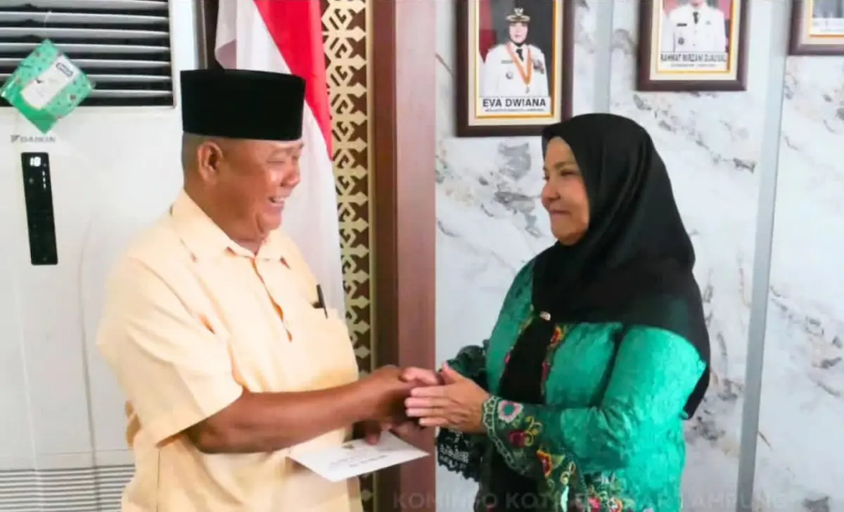 Wali Kota Bandarlampung Eva Dwiana menyerahkan bantuan hibah kepada pengurus masjid dan pesantren di Ruang Rapat Pemkot