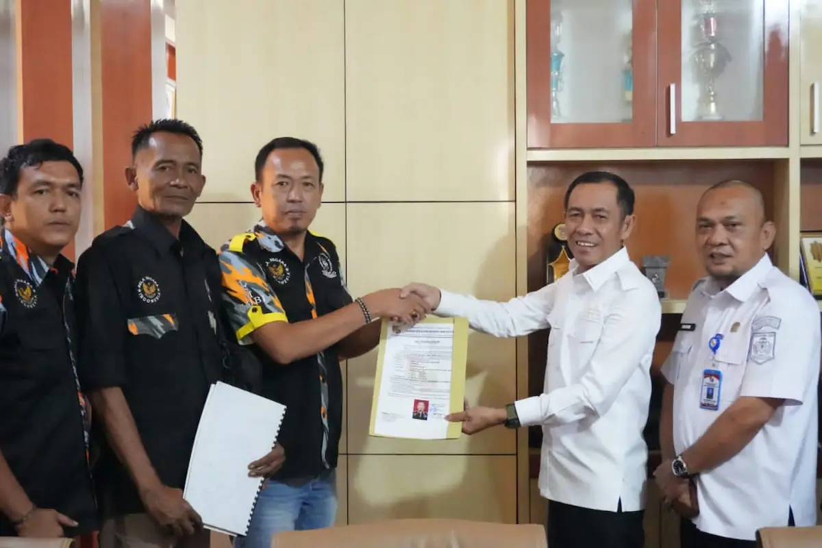 Wabup Lampung Utara, Romli, menyerahkan Surat Keterangan Keberadaan LSM GMBI Distrik Lampung Utara