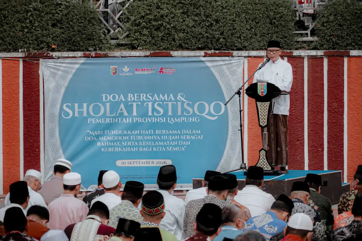 Gubernur Mirza menghadiri Doa Bersama dan Salat Istisqa Pemprov Lampung di Lapangan Korpri Kantor Gubernur