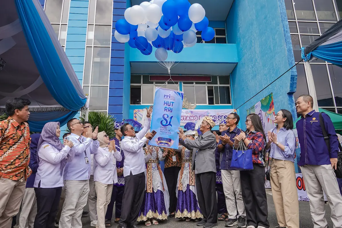 Kepala Dinas Kominfotik Lampung Ganjar Jationo melapas balon pada pembukaan RRI Fest dan Bintang Radio 2026 di Kantor RRI Bandarlampung