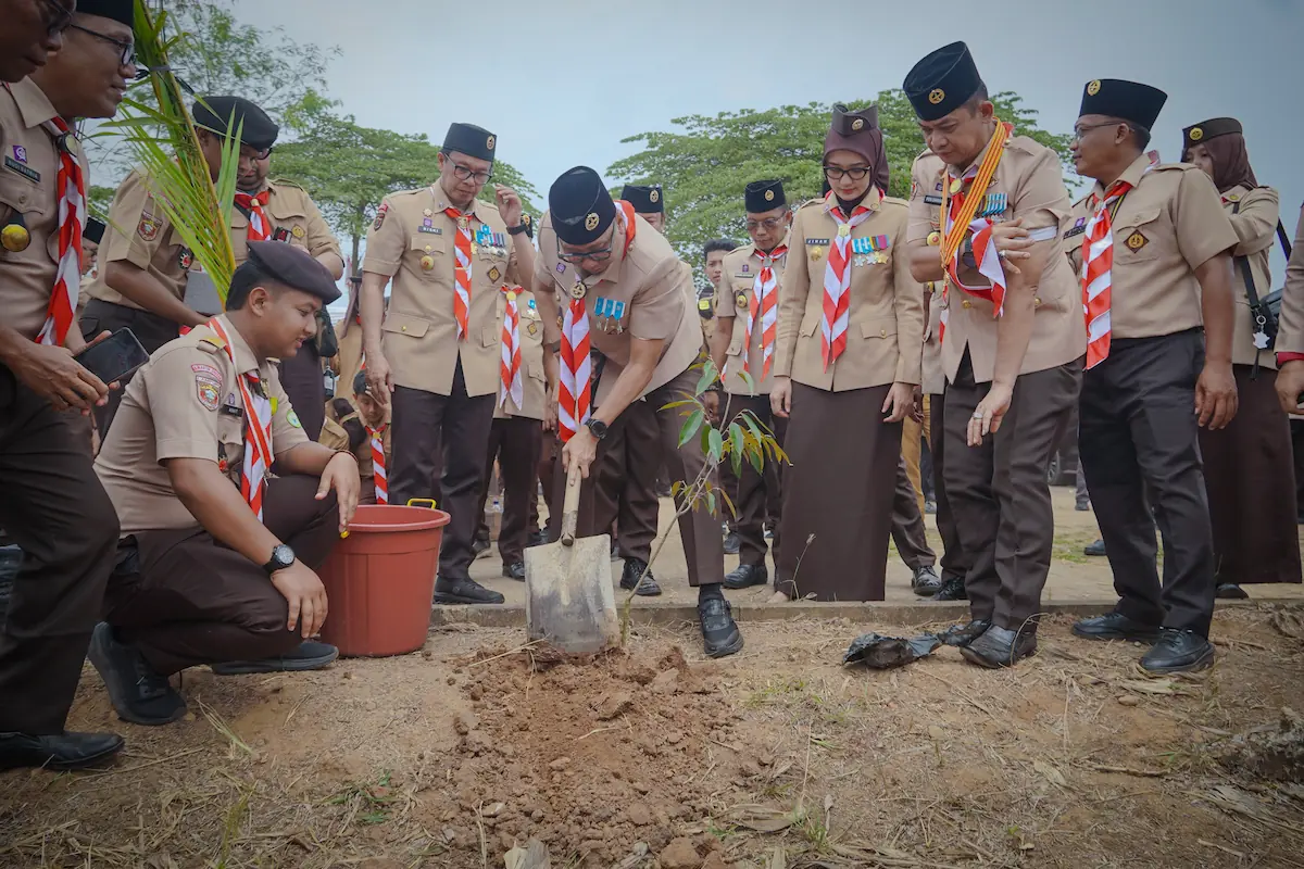 Gubernur Lampung Rahmat Mirzani Djausal bersama Wakil Gubernur menanam pohon di Buperda Kota Baru, Jati Agung, Lampung Selatan