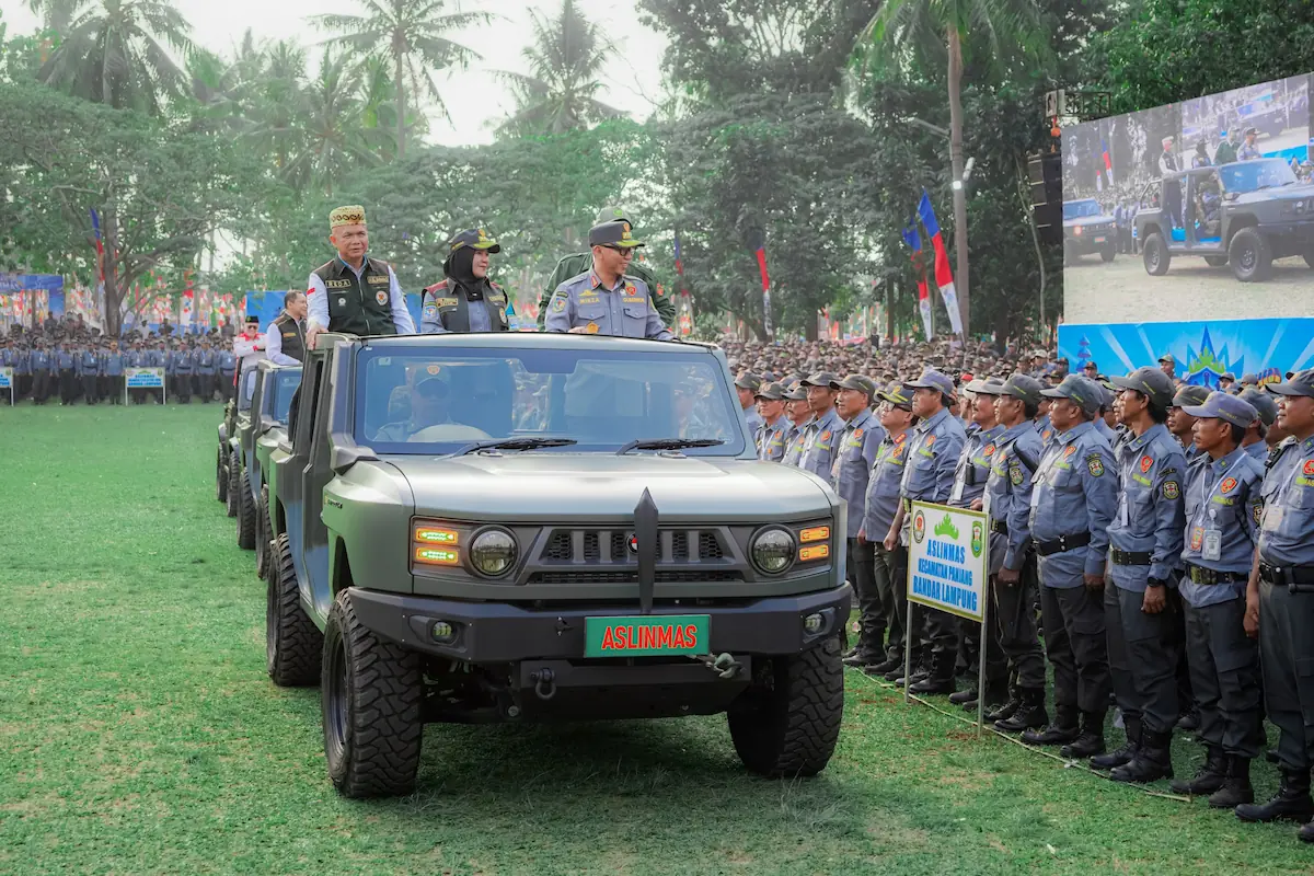 Gubernur Lampung Rahmat Mirzani Djausal mengecek anggota Satlimas dalam Kemah Bhakti Satya Linmas di Lapangan Kepayang