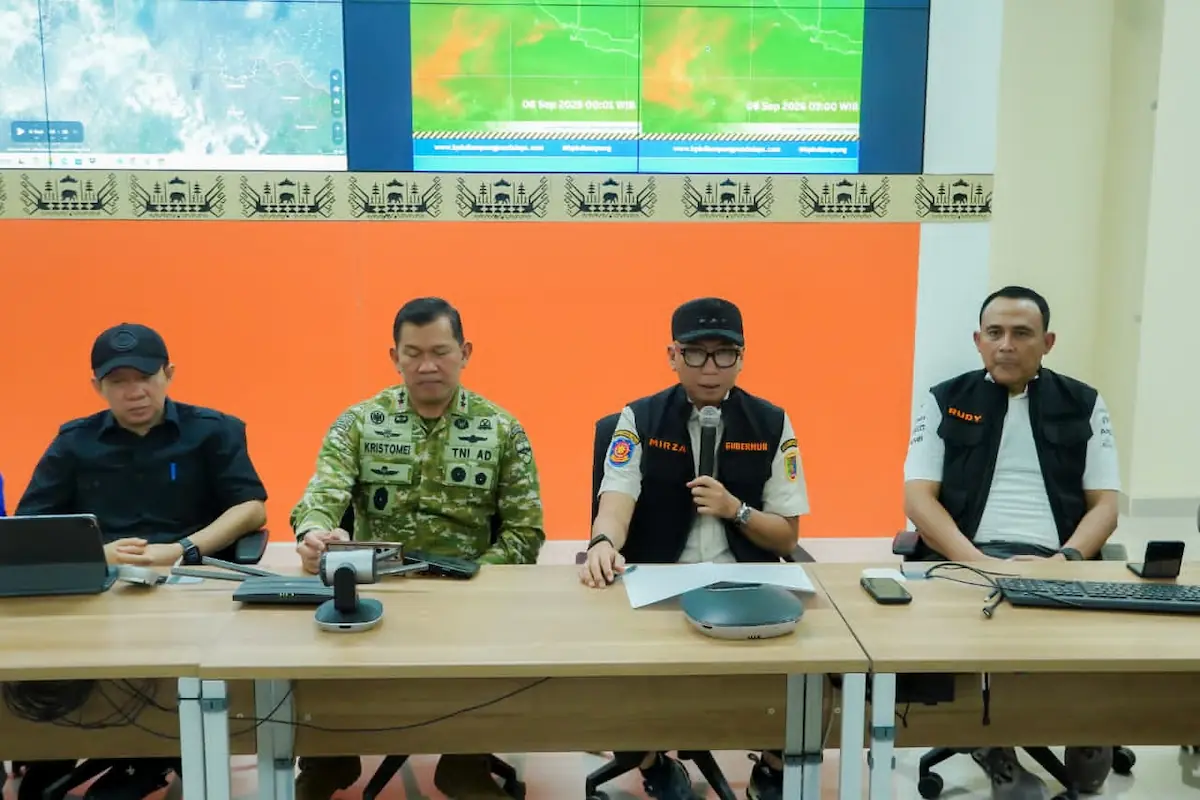 Gubernur Lampung Rahmat Mirzani Djausal monitor bersama Pangdam II/Swj Kristomei Sianturi, Polda Lampung, dan BMKG terkait erupsi GAK