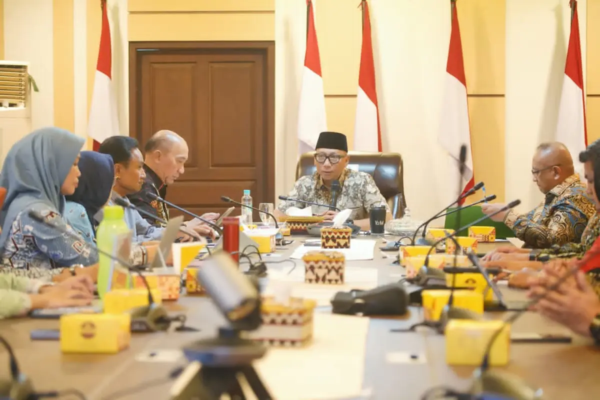 Gubernur Lampung Rahmat Mirzani Djausal memimpin rapat penguatan Kelembagaan dan Usaha KDMP di Ruang Rapat Sakai Sambayan