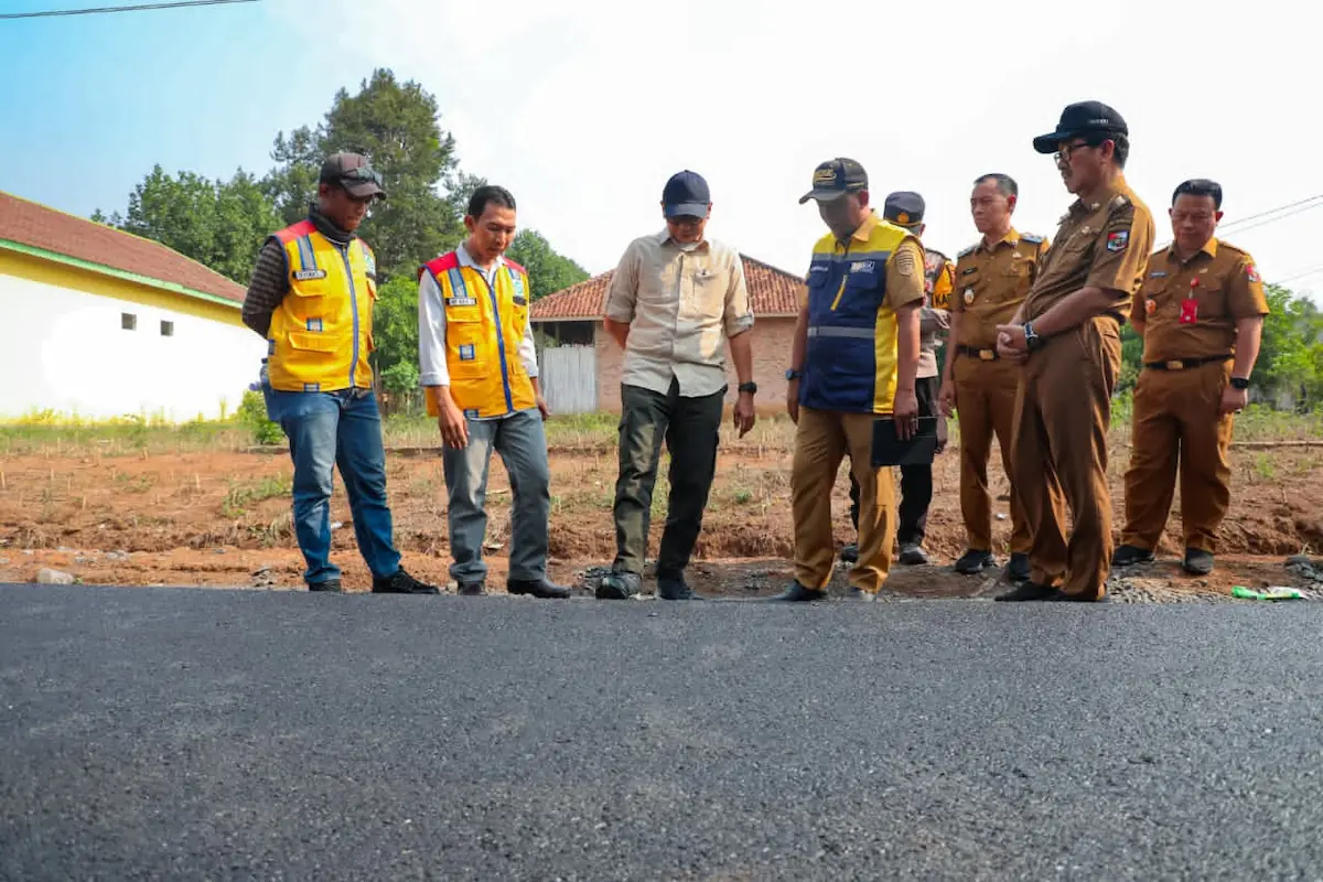 Gubernur Lampung Rahmat Mirzani Djausal meninjau progres penanganan dan perbaikan jalan provinsi pada ruas Ketapang Negara Ratu, Sungkai Utara