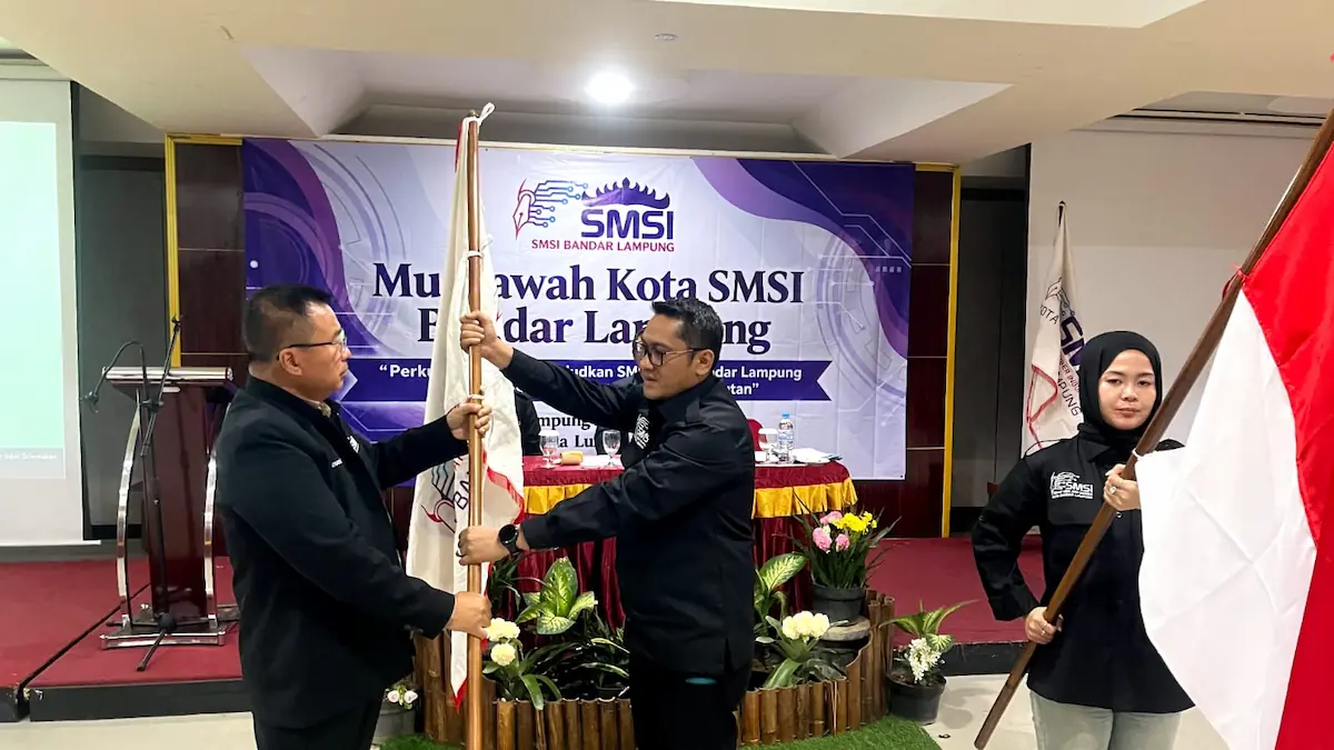 Ketua SMSI Lampung Donny Irawan menyerahkan pataka kepada Ketua SMSI Bandarlampung terpilih, Jefri Arifin di Ballroom Asoka Hotel Lampung