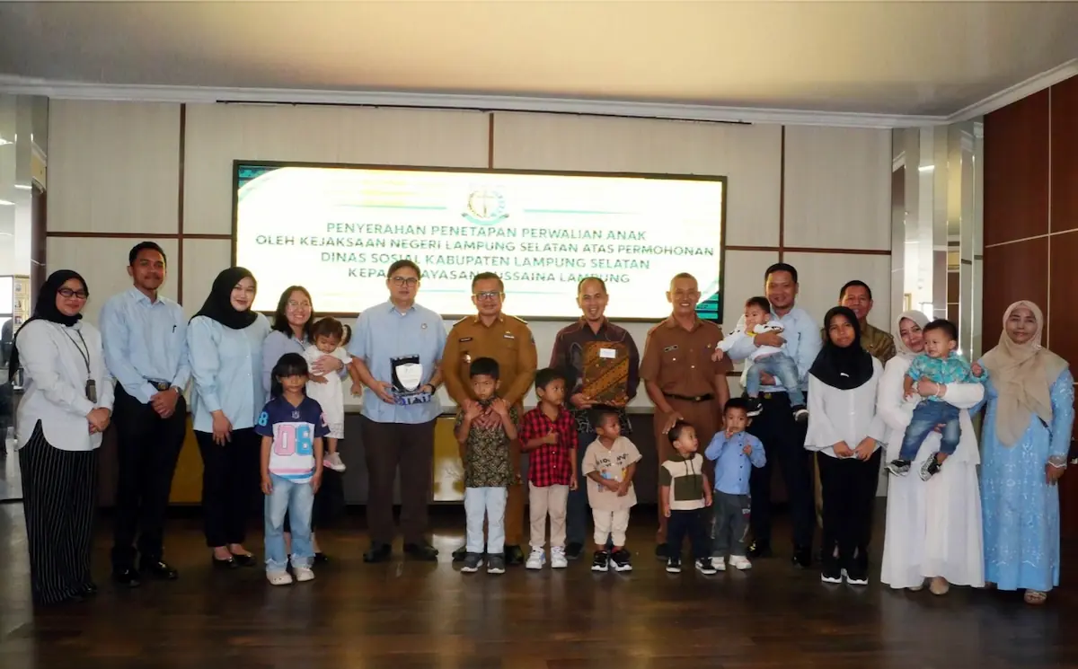 Kejari Lamsel menyerahkan dokumen penetapan perwalian delapan anak Dinsos Lamsel