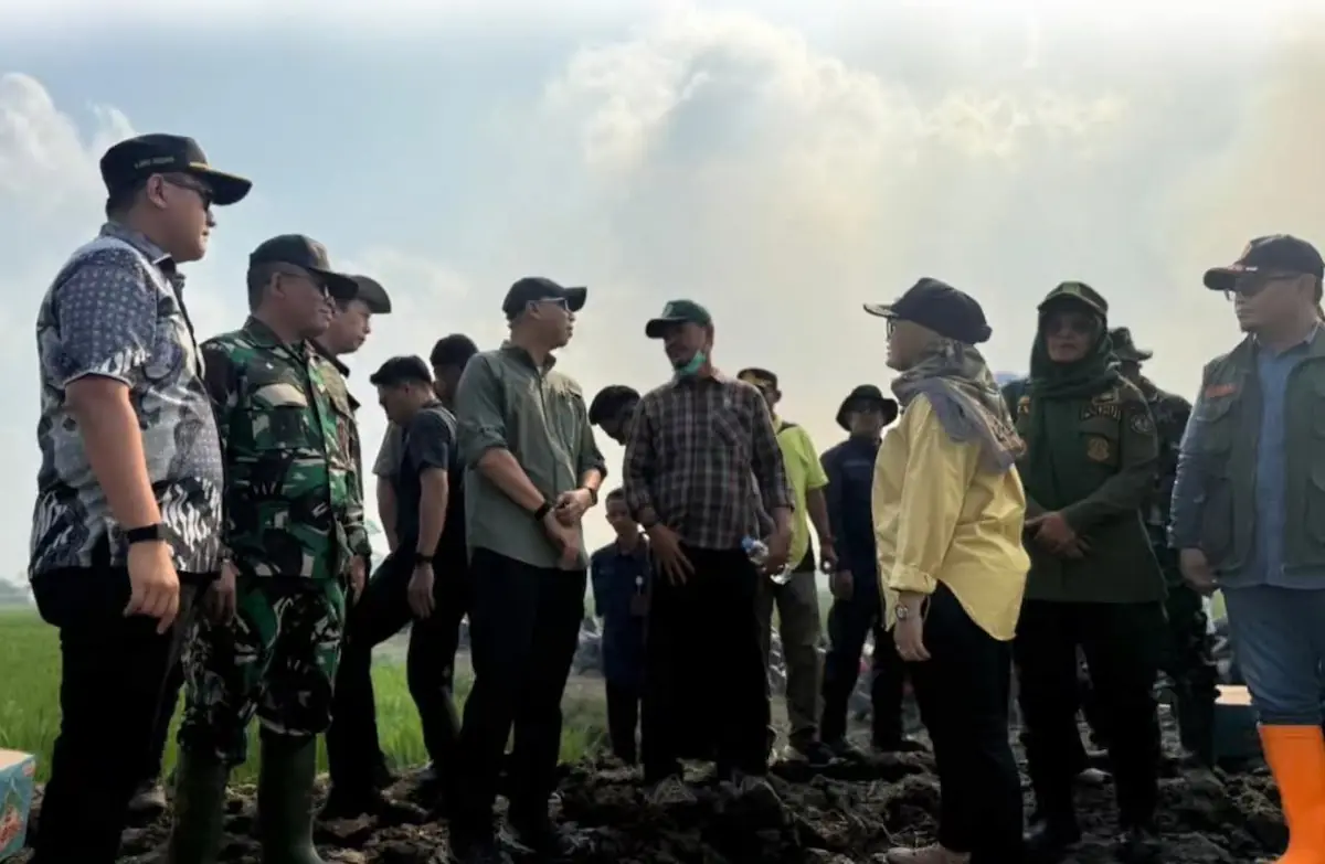 Ketua DPRD Lampung Ahmad Giri Akbar bersama Gubernur Rahmat Mirzani Djausal memantau penanganan karhutla di Desa Braja Harjosari, Lampung Timur