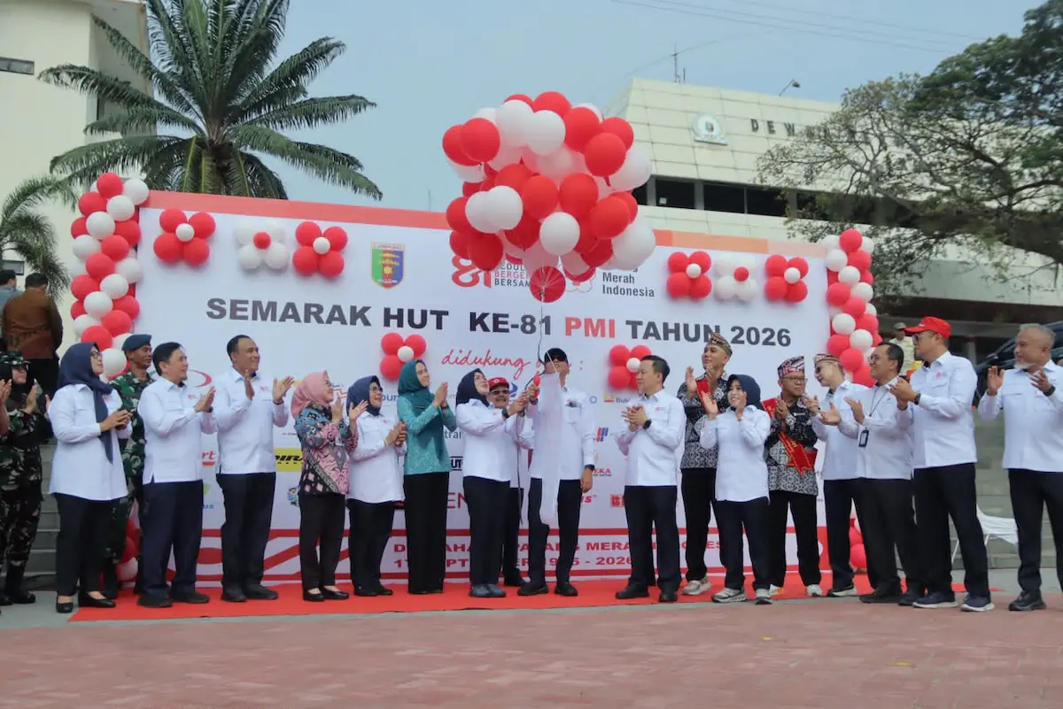 Pelepasan balon ke udara sebagai rangkaian peringatan HUT ke-81 PMI di Lapangan Korpri, Kantor Gubernur Lampung