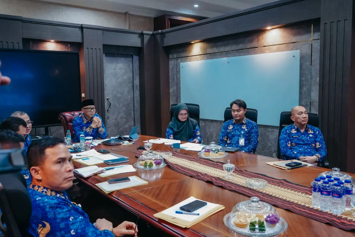 Gubernur Lampung Rahmat Mirzani Djausal mengikuti Rapat Koordinasi bersama Menteri PKP secara virtual di Ruang Kerja Gubernur