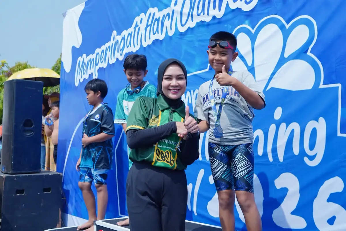 Ketua TP PKK Lampung Purnama Wulan Sari menyerahkan medali kepada pemenang Lampung Fun Swimming Festival 2026 di Kolam Renang Pahoman