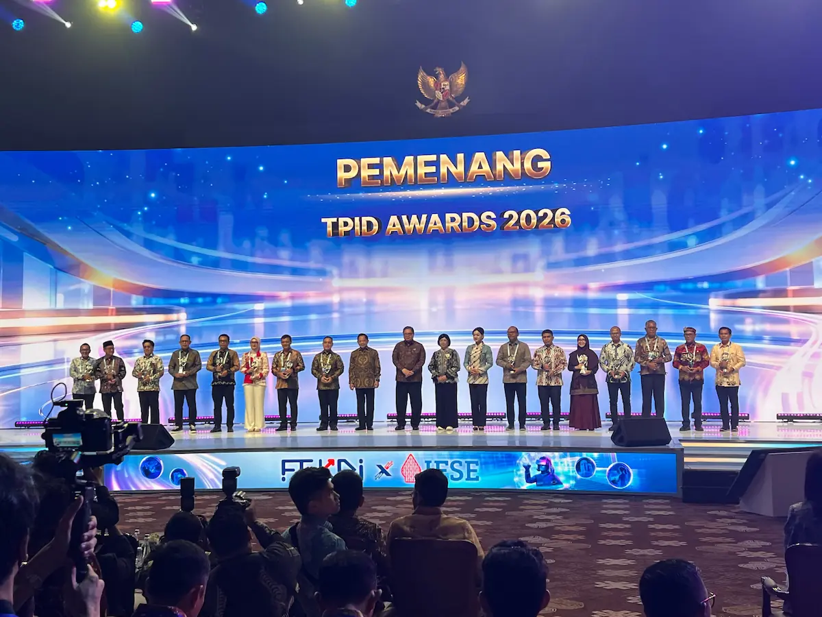 Wagub Lampung Jihan Nurlela menerima penghargaan TPID Awards 2026 dari Kemendagri di JICC