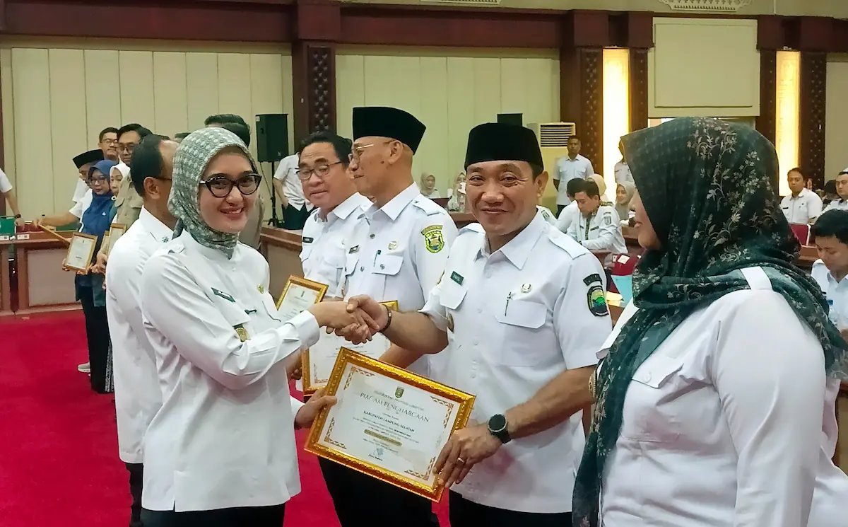 Wakil Gubernur Lampung Jihan Nurlela menyerahkan piagam penghargaan kepada Wakil Bupati Lampung Selatan M. Syaiful Anwar di Gedung Pusiban, Kompleks Kantor Gubernur Lampung