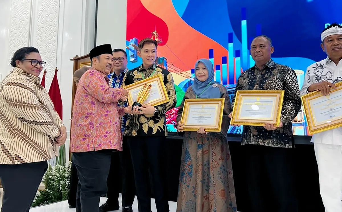 Menteri PPN/Kepala Bappenas Rachmat Pambudy menyerahkan penghargaan PPD 2026 kepada Bupati Lampung Selatan Radityo Egi Pratama, di Kantor Bappenas RI, Jakarta Pusat