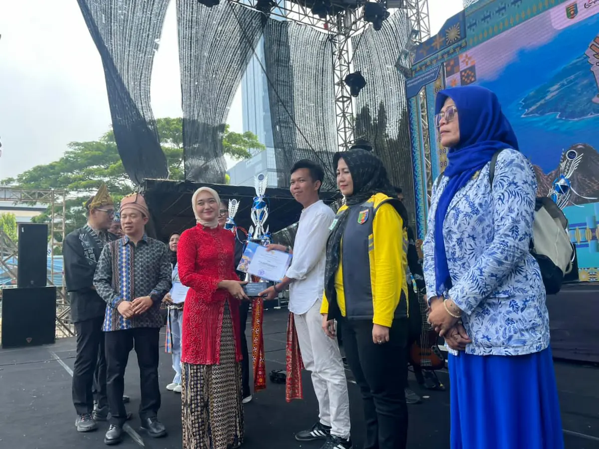 Wagub Lampung Jihan Nurlela, menyerahkan penghargaan Lampung Tapis Karnaval 2026 di Lapangan Saburai