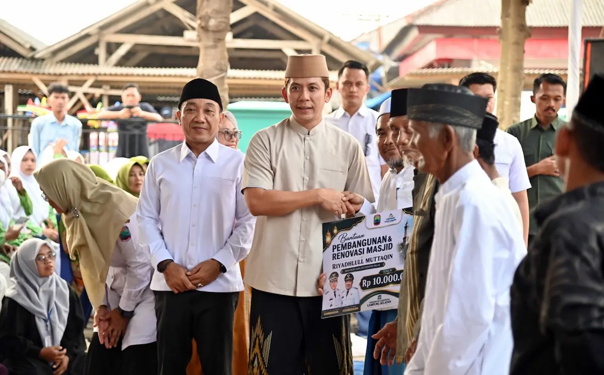 Bupati Radityo Egi Pratama menyerahkan bantuan pembangunan dan renovasi rumah ibadah di Masjid Riyadlul Muttaqin, Desa Bumi Daya