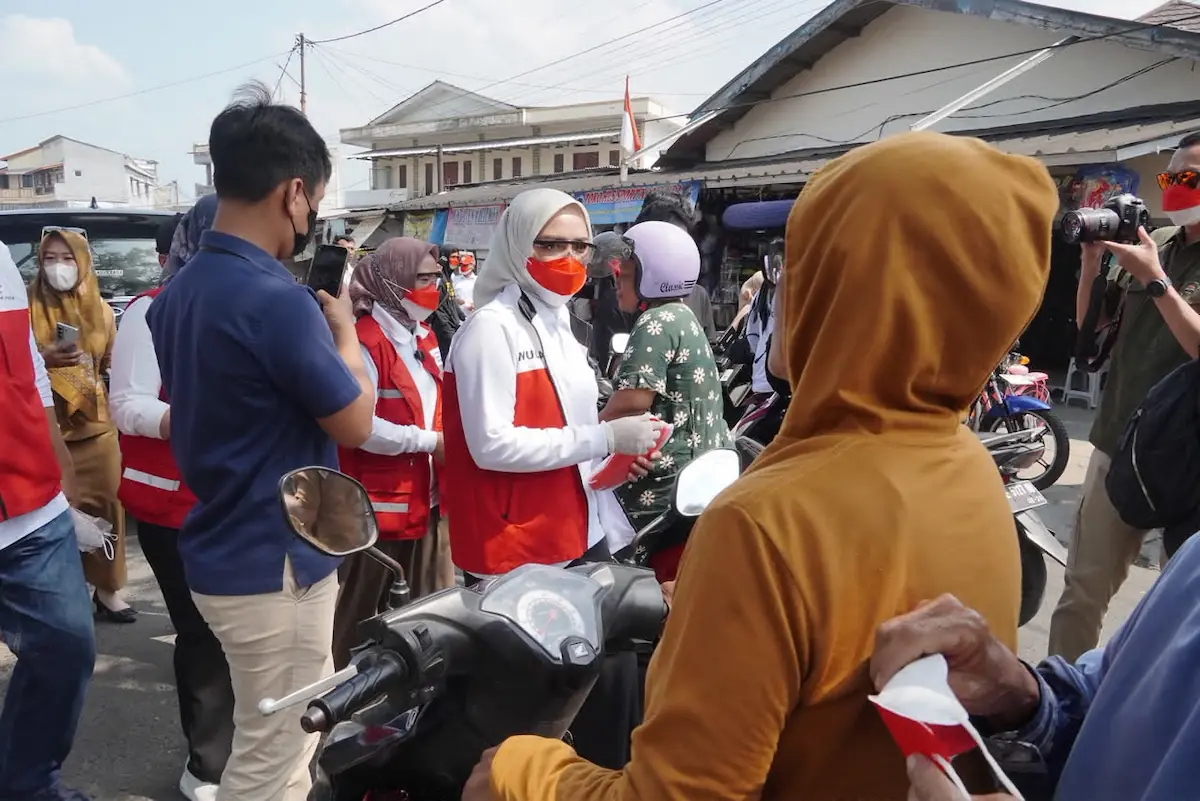 Ketua PMI Lampung, Purnama Wulan Sari Mirza, masker gratis kepada masyarakat di Pasar Inpres, Kalianda
