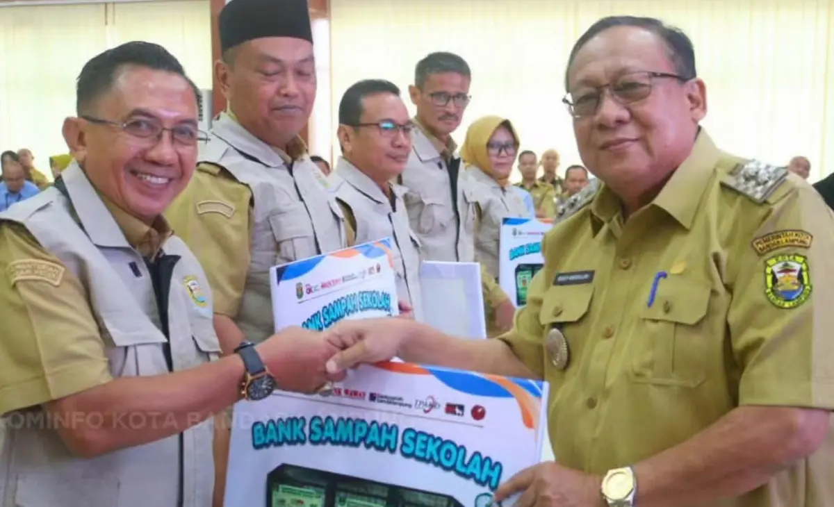 Wakil Wali Kota Bandarlampung Deddy Amarullah menyerahkan Rekening Simpanan Pelajar Bank Sampah Sekolah di Aula Gedung Semergou