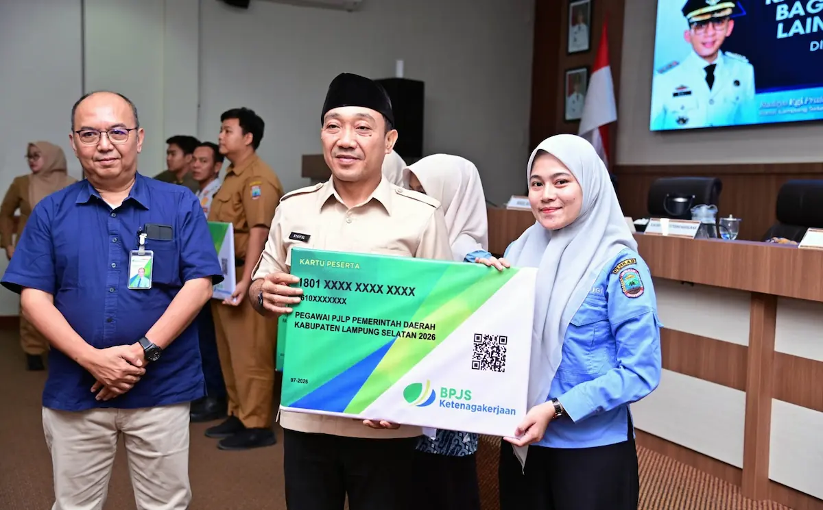 Wakil Bupati Lamsel, M. Syaiful Anwar membagikan Kartu BPJS Ketenagakerjaan PJLP di Aula Krakatau, Kantor Bupati Lamsel
