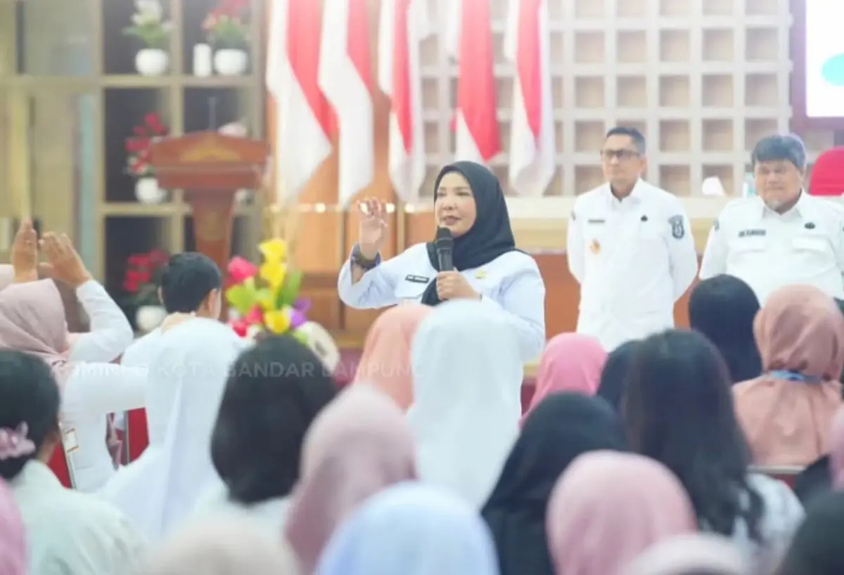 Wali Kota Bandarlampung Eva Dwiana memberikan pengarahan kepada kepala sekolah TK, SD, dan SMP di Aula Gedung Semergou