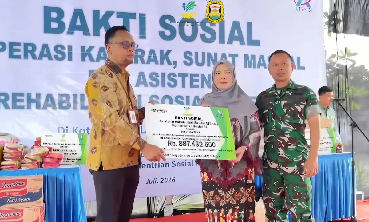 Wali Kota Bandarlampung Eva Dwiana menghadiri sunatan massal dan operasi katarak gratis di RSD A. Dadi Tjokrodipo