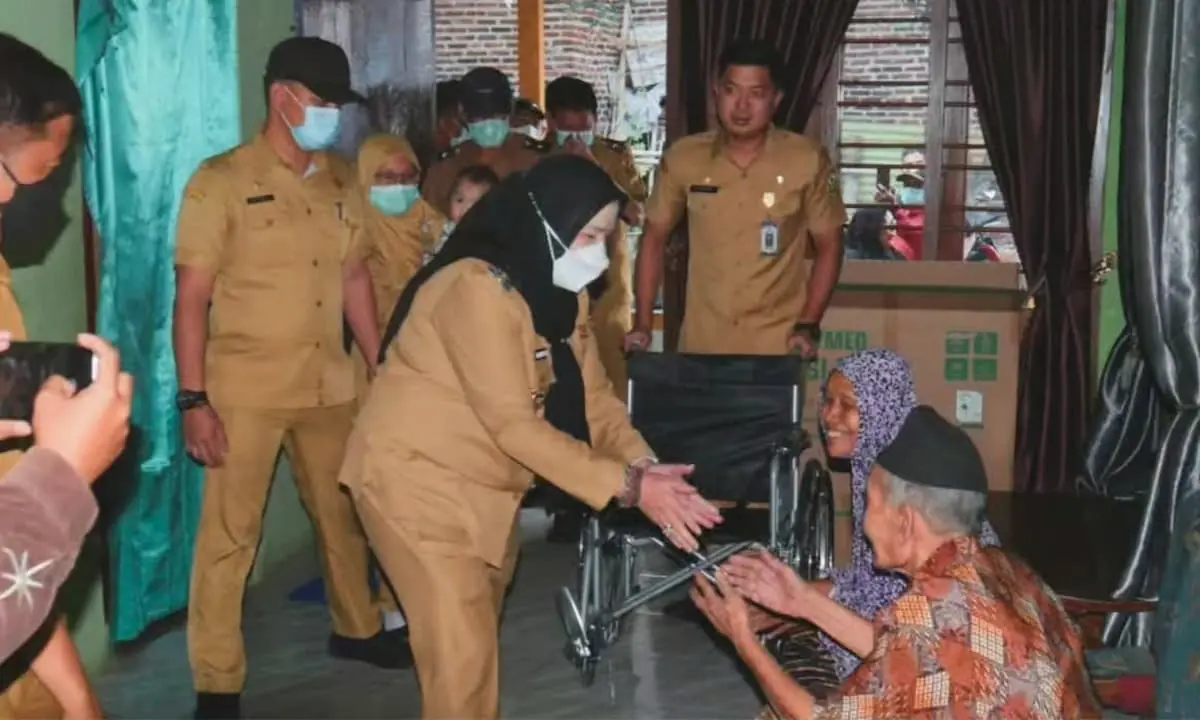 Wali Kota Bandarlampung Eva Dwiana menyerahkan alkes kepada masyarakat di Tanjungkarang Barat