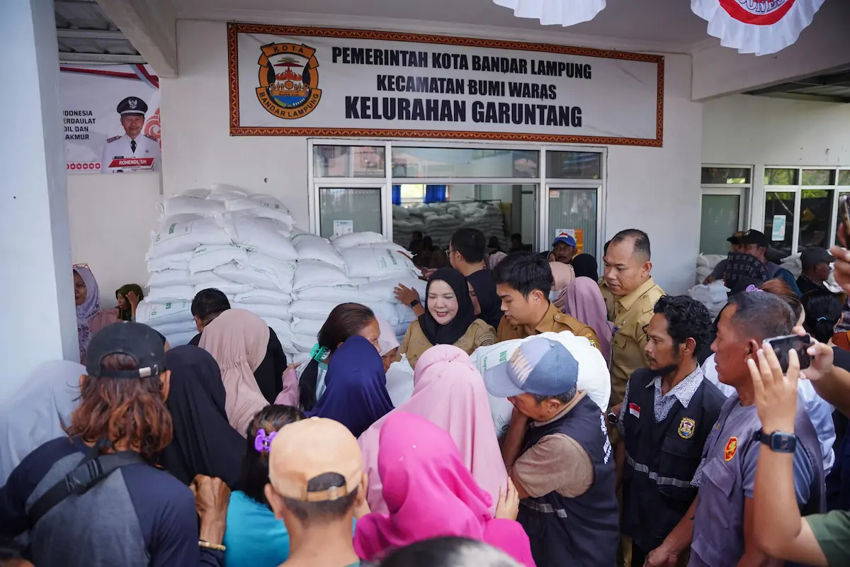 Pemkot Bandarlampung menyalurkan bantuan beras kepada masyarakat terdampak kemarau panjang