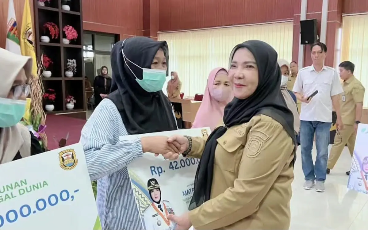 Wali Kota Bandarlampung Eva Dwiana menyerahkan kepesertaan BPJS Ketenagakerjaan kepada pekerja rentan di Gedung Semergou