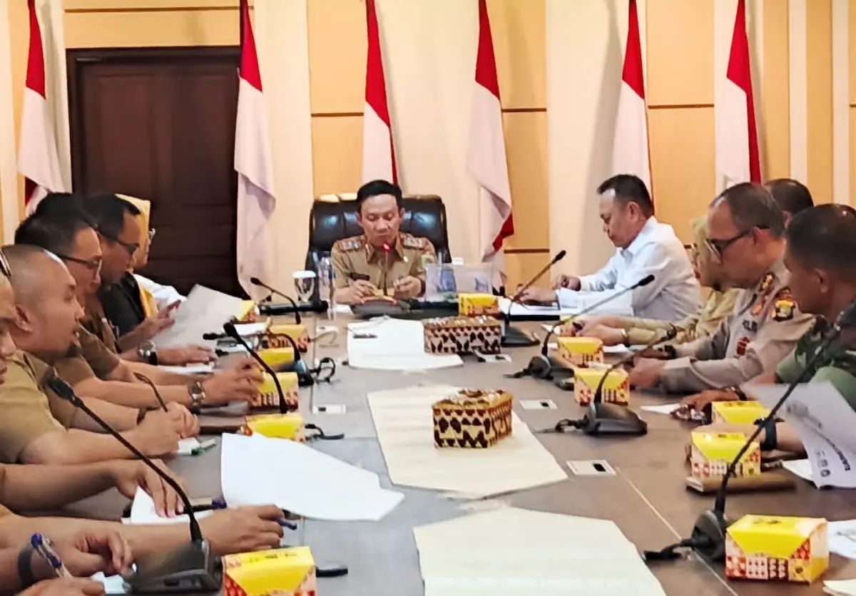 Sekdaprov Marindo Kurniawan memimpin rapat persiapan penyelenggaraan Porprov ke-X 2026 di Ruang Rapat Sakai Sambayan