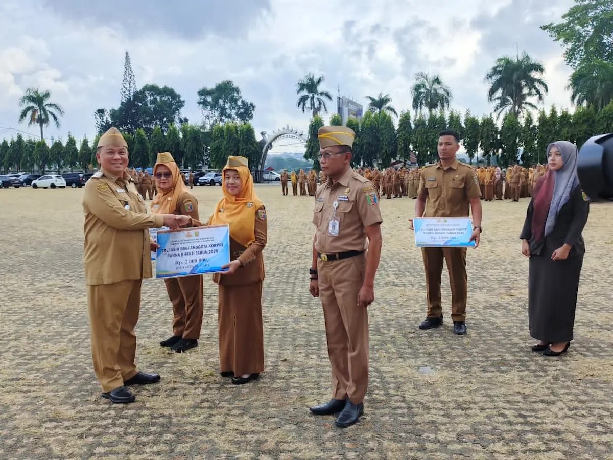 Staf Ahli Gubernur Lampung Lukman Pura menyerahkan tali asih kepada anggota Korpri purnabakti di Sekretariat Daerah Provinsi Lampung