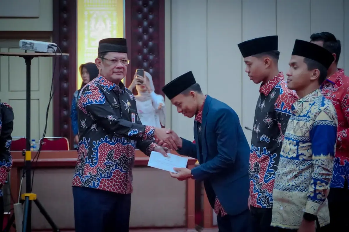 Asisten Pemerintahan dan Kesra M. Firsada menyerahkan tali asih kepada perwakilan kafilah Lampung di Gedung Pusiban
