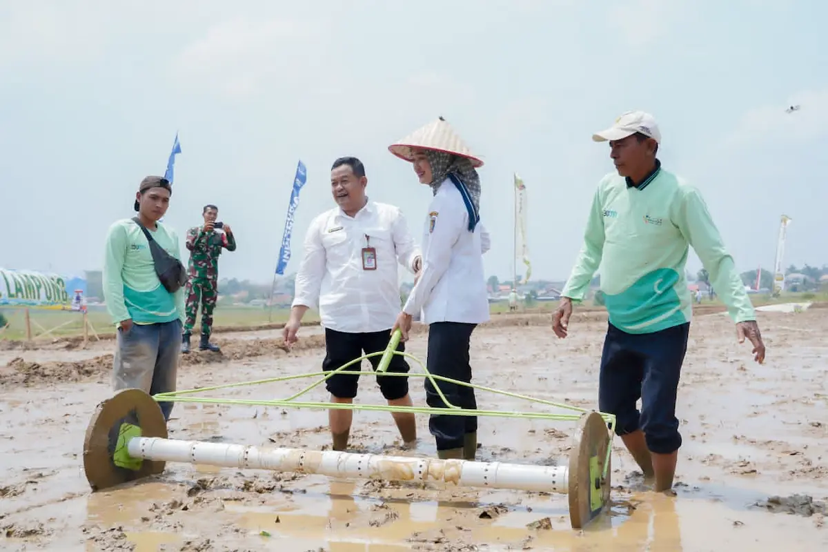 Wagub Lampung Jihan Nurlela ikut Gerakan Tanam Padi PM-AAS serentak se-Indonesia di Kelurahan Yosomulyo, Metro Pusat