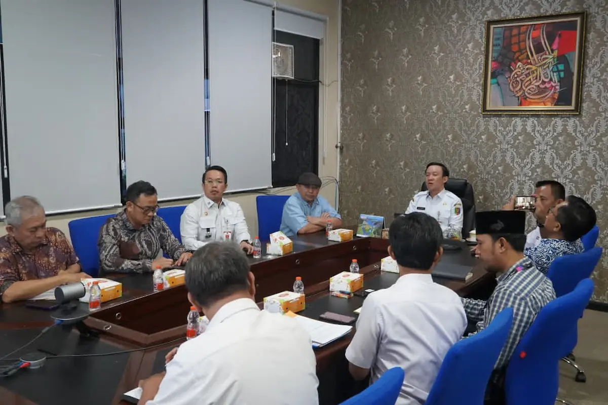 Sekdaprov Lampung Marindo Kurniawan memimpin rapat Tim Koordinasi Inisiatif Karbon di Kantor Gubernur