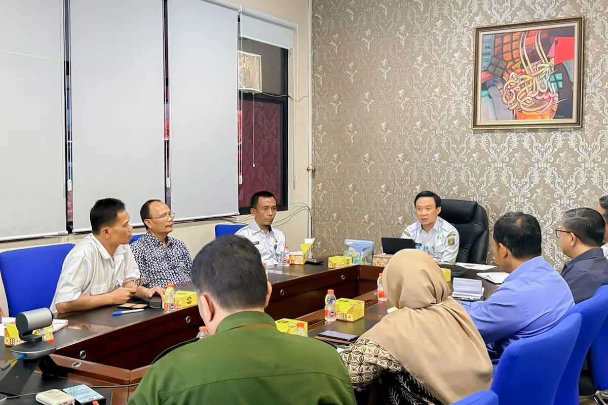 Sekdaprov Lampung Marindo Kurniawan pimpin rapat Pokja Percepatan Perhutanan Sosial 2026-2028 di ruang kerjanya